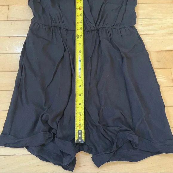 Alice + Olivia Romper Women’s Size 2 Black Zip Up Back V Neck Flowy - Picture 14 of 14